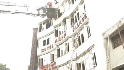 दिल्ली के करोल बाग के होटल में भीषण आग से 17 लोगों की मौत, कई लोगों के अभी तक फंसे होने की आशंका