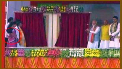 பிரதமர் நிகழ்ச்சியில் அநாகரிகம்..! பெண் அமைச்சரின் இடுப்பில் கை வைத்த அமைச்சரால் பரபரப்பு..!!