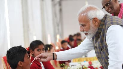 पीएम मोदी ने वृंदावन में गरीब स्कूली बच्चों को परोसा खाना