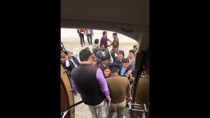 विश्वविद्यालय के प्रतिबंध के बाद क्या एयरपोर्ट तक महज राजनीति चमकाने गए अखिलेश!