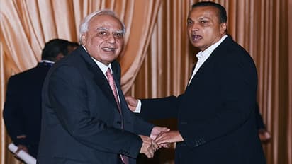 राहुल गांधी लगा रहे अनिल अंबानी पर आरोप, कपिल सिब्बल कोर्ट में कर रहे पैरवी