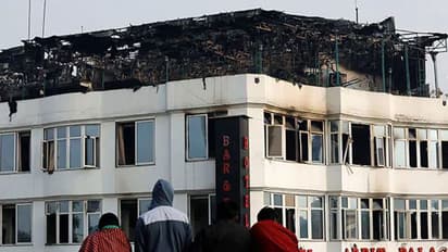 ஓட்டலில் பயங்கர தீ விபத்து... 2 தமிழர்கள் உட்பட 17 பேர் உடல் கருகி உயிரிழப்பு..!