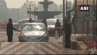 పార్లమెంట్ ఆవరణలోకి రాంగ్రూట్లో దూసుకొచ్చిన కారు