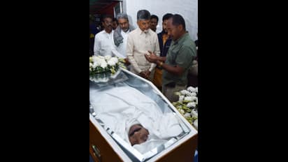 రాష్ట్రం కోసం అర్జునరావు ప్రాణ త్యాగం : కుటుంబ సభ్యులను ఓదార్చిన చంద్రబాబు