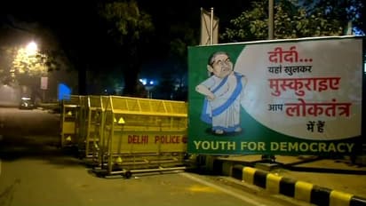 ममता के स्वागत में दिल्ली की सड़कों पर लगे तंज भरे पोस्टर, दीदी यहां खुलकर मुस्कुराइए, आप लोकतंत्र में हैं