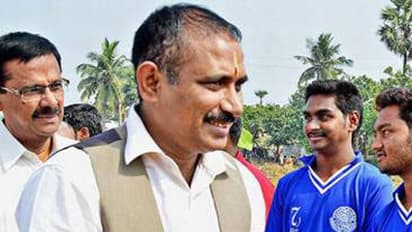 పోలీస్ కేసు: పరారీలో భారత హాకీ మాజీ కెప్టెన్ ముఖేష్