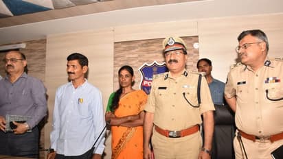 భార్యతో కలిసి మావోయిస్టు అగ్రనేత సుధాకర్ లొంగుబాటు