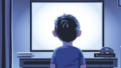 കുട്ടികളെ ദീർഘനേരം ടിവിയുടെ മുന്നില് ചടഞ്ഞിരിക്കാൻ അനുവദിക്കരുത്; കാരണം...