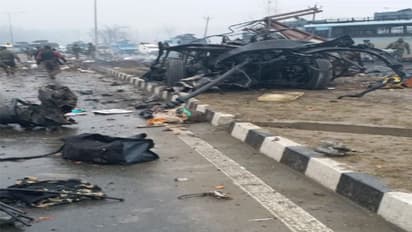 జమ్మూ కాశ్మీరులో జైషే ఆత్మాహుతి దాడి.. 44 మంది ఆర్మీ జవాన్ల మృతి