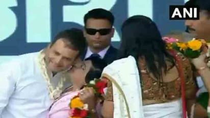 వాలంటైన్స్ డే: స్టేజ్పై రాహుల్ను లాక్కొని ముద్దు పెట్టుకున్న మహిళ..