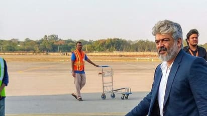 கம்பீரமாக வந்த தல அஜித்... செம்ம கெத்தாக ஏர்போர்ட்டில் ரசிகர்களுடன் உற்சாக செல்ஃபி!!