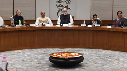 காஷ்மீரில் தற்கொலை படை தாக்குதல் எதிரொலி... அமைச்சர்களுடன் பிரதமர் மோடி அவசர ஆலோசனை..!