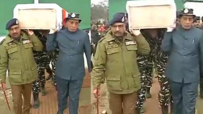 வலியையும் வேதனையையும் மனதில் கொண்டு வீரர்களின் உடல்களை தோளில் சுமந்த ராஜ்நாத் சிங்..!