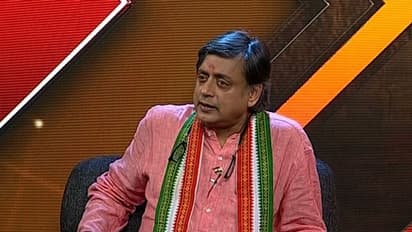 അറിഞ്ഞിടത്തോളം കുമ്മനം നല്ല മനുഷ്യന്; എതിര് സ്ഥാനാര്ഥി ആരായാലും പേടിയില്ല: ശശി തരൂര്