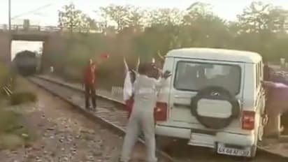 ರೈಲನ್ನೇ ನಿಲ್ಲಿಸಿತು ಮಹೀಂದ್ರ ಬೊಲೆರೋ ಜೀಪ್!