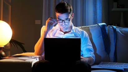 ஆபாச வீடியோ பார்க்க இனி ஐ.டி கார்டு....! திருடனுக்கு தேள் கொட்டின மாதிரி இருக்குமே..! மாட்டினீங்களா..?