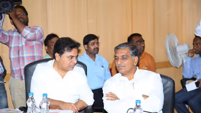 కేటీఆర్, హరీష్లు ప్రయాణిస్తున్న బస్సుపై కోడిగుడ్లు విసిరిన కాంగ్రెస్ శ్రేణులు, నల్గొండలో ఉద్రిక్తత