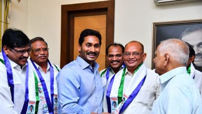 జగన్ తో భేటీ: వైసిపిలో చేరిన ఆళ్లగడ్డ బ్రదర్స్