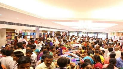 సిద్దిపేటలో చీరల కోసం ఎగబడ్డ  మహిళలు...10 మందికి గాయాలు