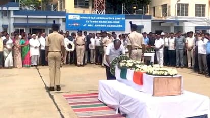 ಹುತಾತ್ಮ ಗುರುವಿಗೆ ಹೆಲಿಕಾಪ್ಟರ್ ಏಕಿಲ್ಲ?: ರಸ್ತೆಯಲ್ಲಿ ಸಿಕ್ಕ ಗೌರವ ಆಗಸದಲ್ಲಿಲ್ಲ!