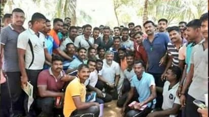 ரசிகர்களுக்காக நடு ரோட்டில் அமர்ந்த அஜித்... போட்டோ எடுத்ததால் ரசிகர்கள் கொண்டாட்டம்!!