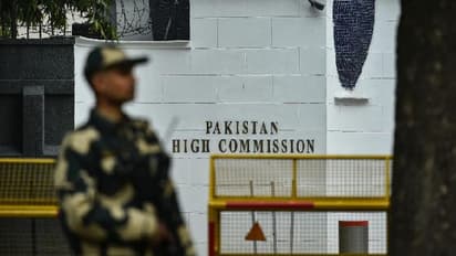 ಭಾವನೆಗಿಂತ ವೃತ್ತಿಯೇ ಮೇಲು!: ಪಾಕ್ ರಾಯಭಾರಿಗಳಿಗೆ CRPF ಯೋಧರಿಂದಲೇ ರಕ್ಷಣೆ!