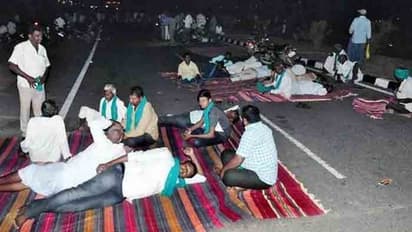 ఆర్మూర్లో రైతుల ఆందోళన తీవ్రతరం..రోడ్డుపైనే నిద్ర, వంట