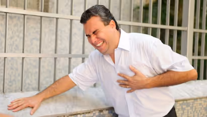 ഹാര്ട്ട് അറ്റാക്ക് ഉണ്ടാകുമ്പോള് തനിച്ചാണെങ്കില് എന്തുചെയ്യണം?