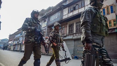 ತಮ್ಮ ಮೇಲೆ ದಾಳಿ ನಡೆಸಿದ್ದ ಮಹಿಳಾ ನಕ್ಸಲ್‌ಗೆ CRPF ಯೋಧರಿಂದ ರಕ್ತದಾನ!