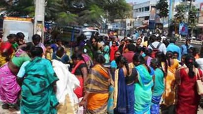 10ರೂಪಾಯಿ ಸೀರೆ: ಮಾಲ್ನಲ್ಲಿ ಮಹಿಳೆಯರ ದಾಳಿ, ಕಾಲ್ತುಳಿತ!