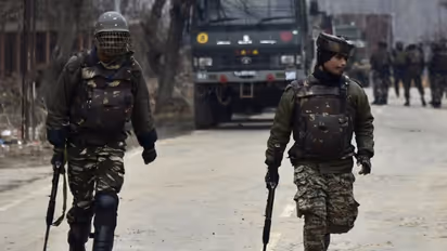 Stone-pelting mobs of Kashmir shield terrorists during security forces’ operation again