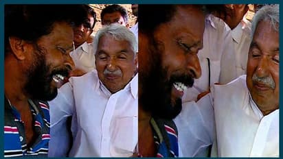 കൊല്ലപ്പെട്ട യൂത്ത് കോൺഗ്രസ് പ്രവര്ത്തകരുടെ വീട്ടില് നിയന്ത്രണം വിട്ട് വിതുമ്പി ഉമ്മന്ചാണ്ടി - വീഡിയോ