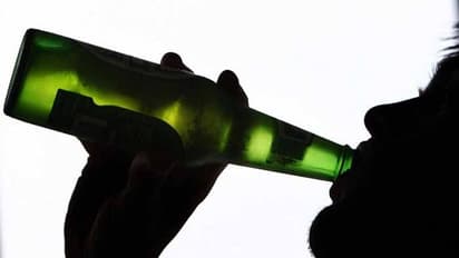 మద్యానికి భార్య డబ్బులివ్వలేదని... నిప్పంటించుకుని భర్త ఆత్మహత్య