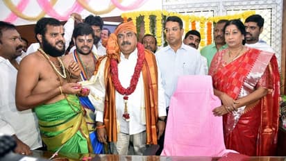 పంచాయితీరాజ్ శాఖ మంత్రిగా బాధ్యతలు స్వీకరించిన ఎర్రబెల్లి దయాకర్ రావు(ఫోటోలు)