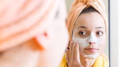 করোনার ভয়ে পার্লার মুখো হচ্ছেন না, বা পকেটে টান, পুজোর আগে বাড়িতেই করান ফেসিয়াল