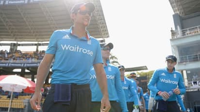 உலக கோப்பை நெருங்குற நேரத்துல கேப்டனை மாற்றலாமா..? அது தவறான முடிவு.. அலெஸ்டர் குக் அதிரடி