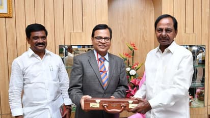 తొలిసారిగా బడ్జెట్ను ప్రవేశపెట్టిన కేసీఆర్ (ఫోటోలు)