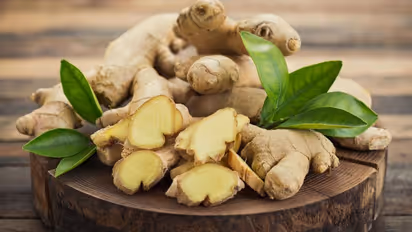 തലയിലെ താരനും ചൊറിച്ചിലും മാറാന് വേറൊന്നും വേണ്ട, ഒരു കഷ്ണം ഇഞ്ചി മതി!