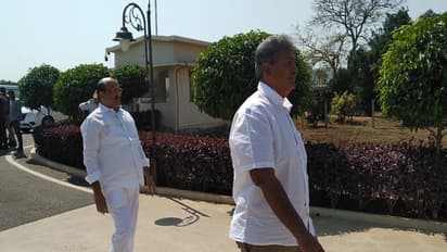 చంద్రబాబు ఆదేశిస్తే ఒక్క నిమిషంలో...: బొండా ఉమ, బుద్ధాలపై కేశినేని నో కామెంట్