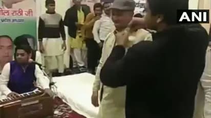 ಹುತಾತ್ಮರ ಶ್ರದ್ಧಾಂಜಲಿ ಕಾರ್ಯಕ್ರಮದಲ್ಲಿ 'ಕೈ' ನಾಯಕನ ಮೇಲೆ ನೋಟುಗಳ ಮಳೆ!