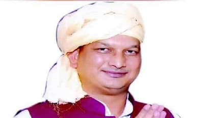 आए थे पुलवामा शहीदों को श्रद्धांजलि देने, लेकिन पूर्व मुख्यमंत्री के बेटे पर नोट उड़ाने लगे कांग्रेसी