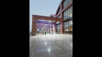 ...यात्रीगण कृपया ध्यान दें, आप एयरपोर्ट या कार्पोरेट ऑफिस नहीं, मडुआडीह रेलवे स्टेशन देख रहे हैं