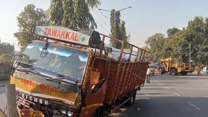 రాజ్భవన్ రోడ్డులో డీసీఎం వ్యాన్ బీభత్సం (ఫోటోలు)