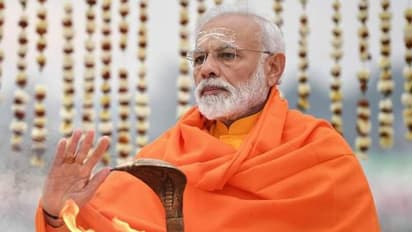 स्वच्छ कुंभ में योगदान देने वाले सफाईकर्मियों के पीएम मोदी ने धोए पैर