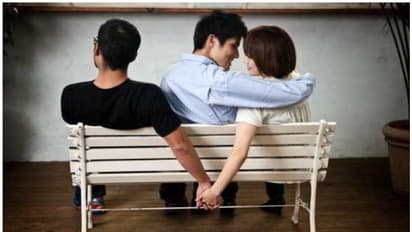 সঙ্গী কি পরকীয়া করছে গোপনে! ৬ লক্ষণ দেখে বুঝে নিন