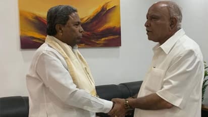 ಒಂದೇ ವಿಮಾನದಲ್ಲಿ ಮಾಜಿ ಸಿಎಂಗಳ ಪ್ರಯಾಣ : ರಾಜಕೀಯ ಸುಳಿವು ನೀಡಿದ ಸಿದ್ದು