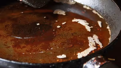 ತಿಂಡಿಯ ಹಣ ಕೇಳಿದ್ದಕ್ಕೆ ಬಿಸಿ ಎಣ್ಣೆ ಎರಚಿದರು!