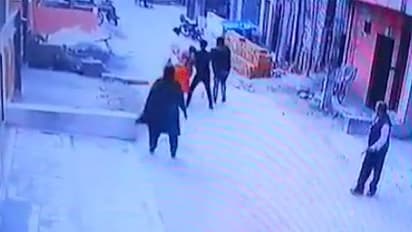 गाड़ी खड़ी करने के लेकर पड़ोसियों में हुई जमकर मारपीट