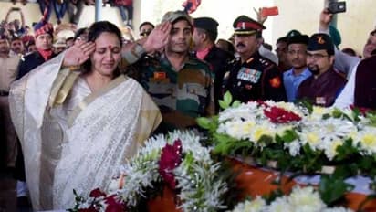 ముష్కరుల తూటాలకు బలైన భర్త...సైన్యంలోకి భార్య