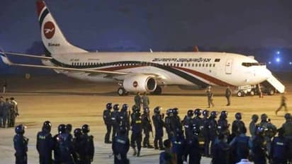 శాడిస్టు పెళ్లాం...  విమానం హైజాక్‌కు భర్త యత్నం: ప్రధానితో చర్చించాలని